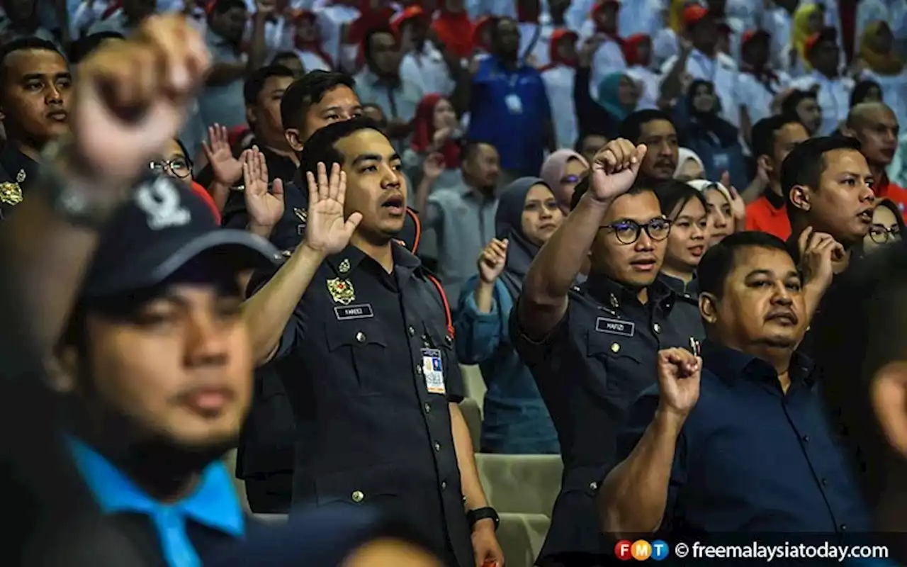 Cuepacs submits proposal for RM1,800 minimum salary for civil servants