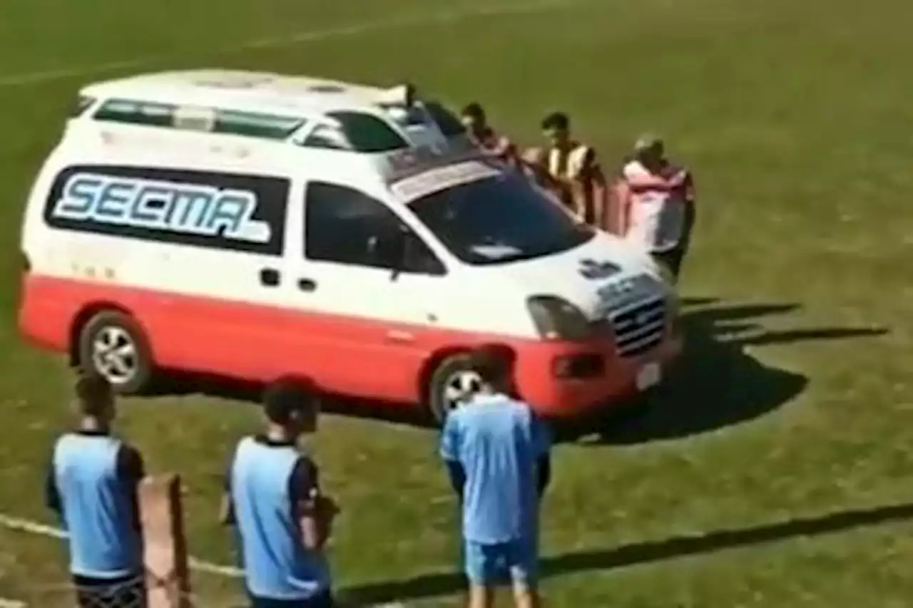 Insólito descuido es viral: ambulancia hizo detener un partido, VIDEO