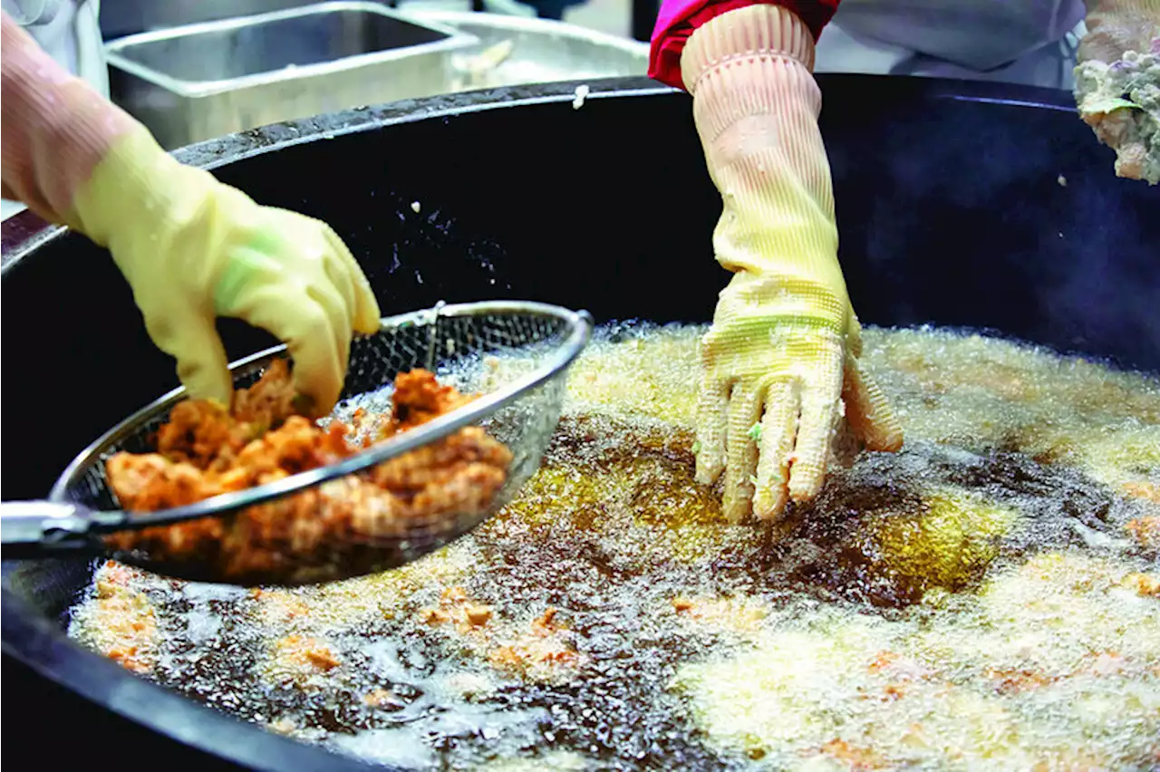 2학기부터 학교 급식실에 ‘조리 로봇’…현장에선 ‘글쎄’