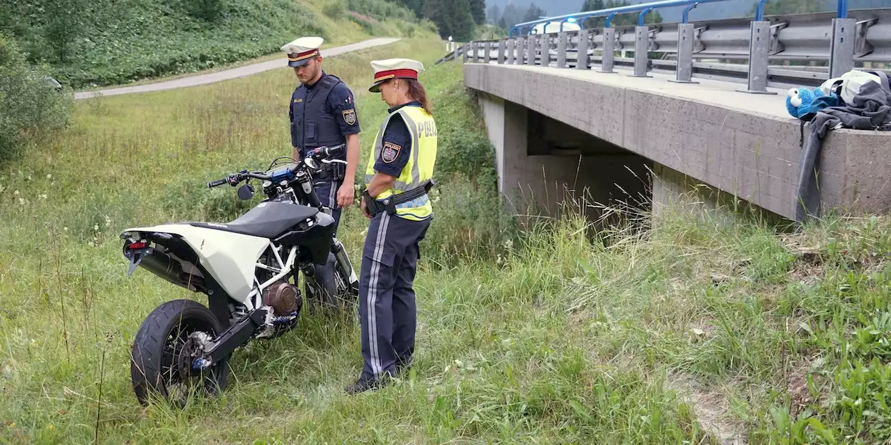 Biker (18) verliert Kontrolle und baut schweren Crash