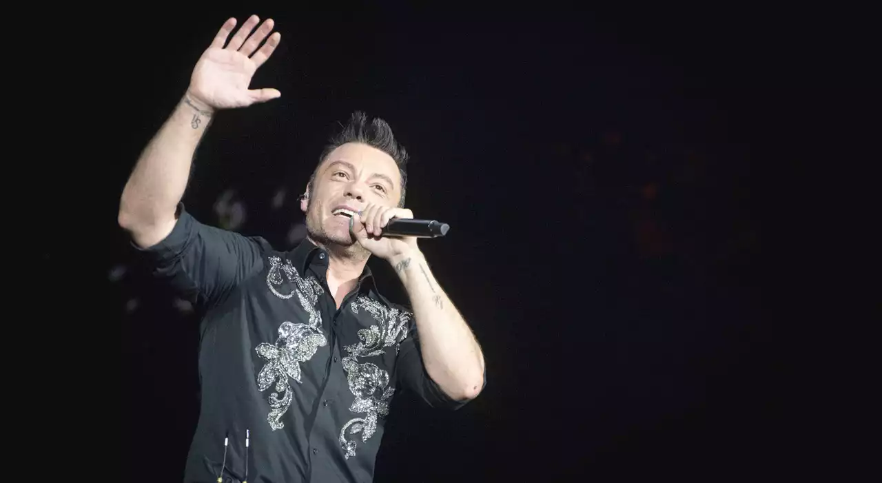 Tiziano Ferro: «Ho un nodulo alle corde vocali, devo operarmi». Ha cantato lo stesso contro i consigli dei medici