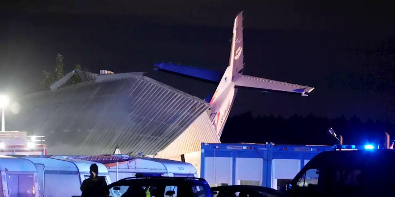 Un piccolo aereo si è schiantato contro un hangar in un aeroporto vicino a Varsavia, in Polonia: cinque persone sono morte - Il Post