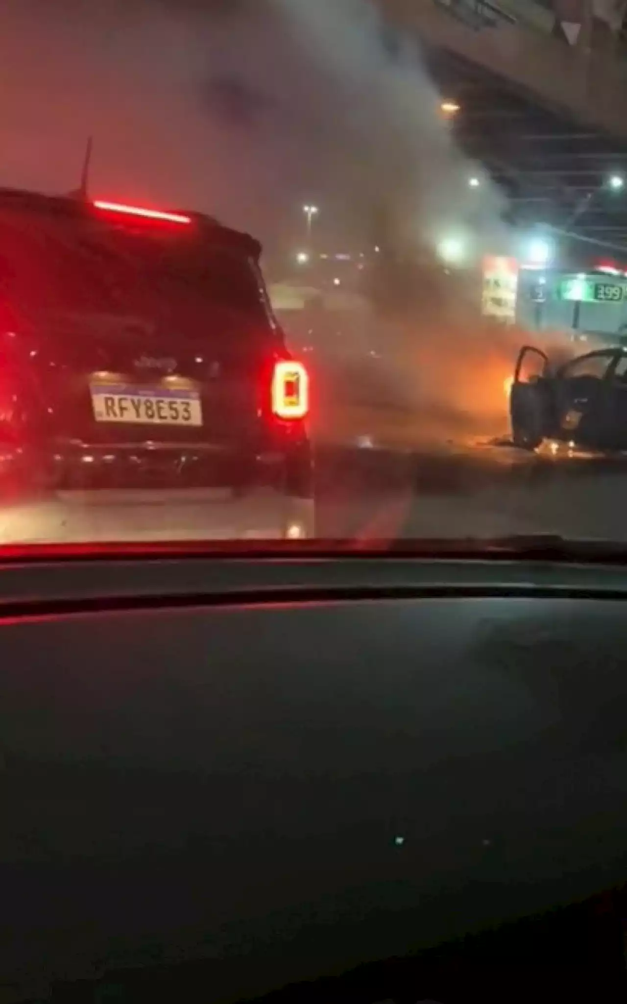 Vídeo: Carro pega fogo e causa congestionamento na Avenida Brasil | Rio de Janeiro | O Dia