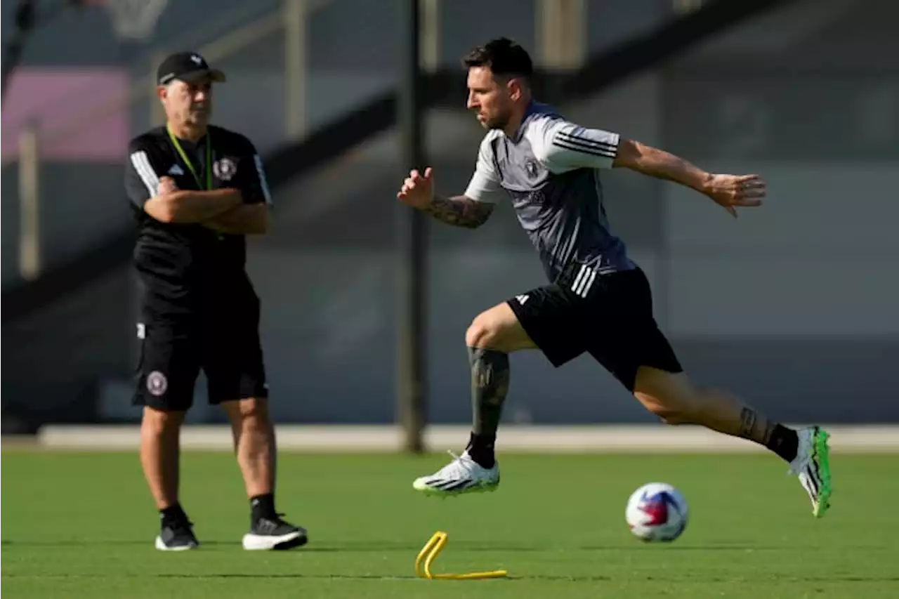 Lionel Messi takes to the practice field for 1st time since signing with Inter Miami