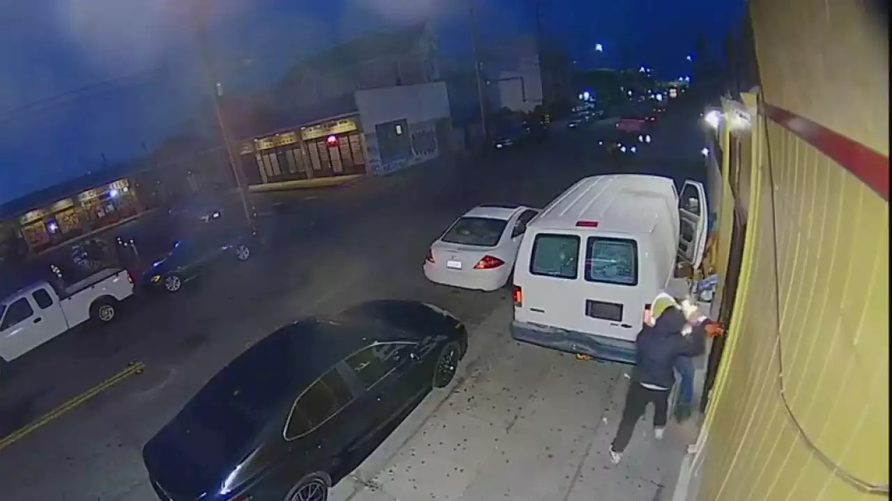 Video: 2 men attempt to break into Oakland restaurant