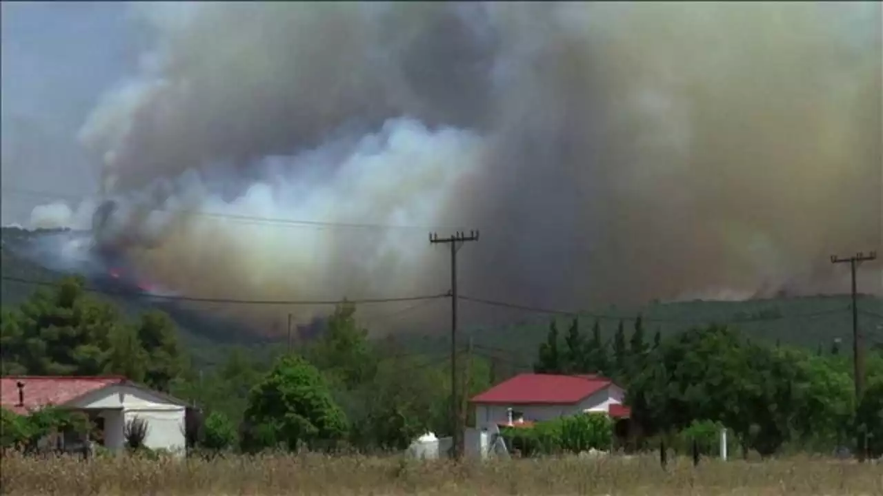 Incendi in Grecia, aerei ed elicotteri gettano acqua per domare le fiamme vicino ad Atene - La Stampa