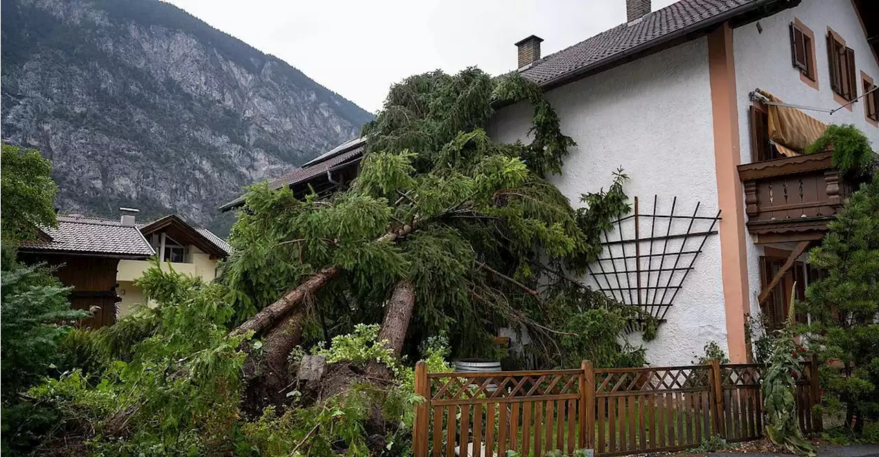 500 Feuerwehreinsätze in Tirol - Van der Bellen saß in Zug fest