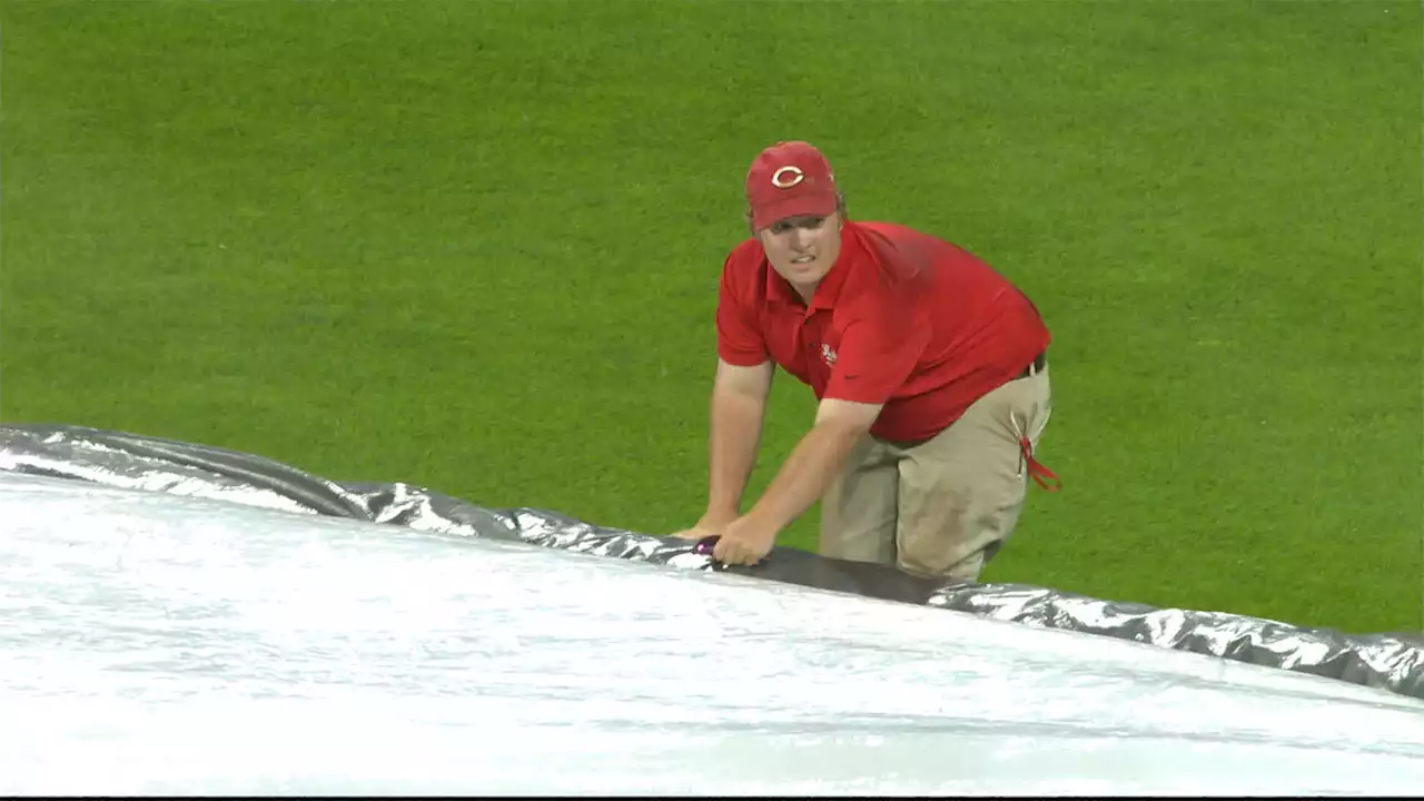 Reds grounds crew member hilariously disappears under tarp during Giants delay