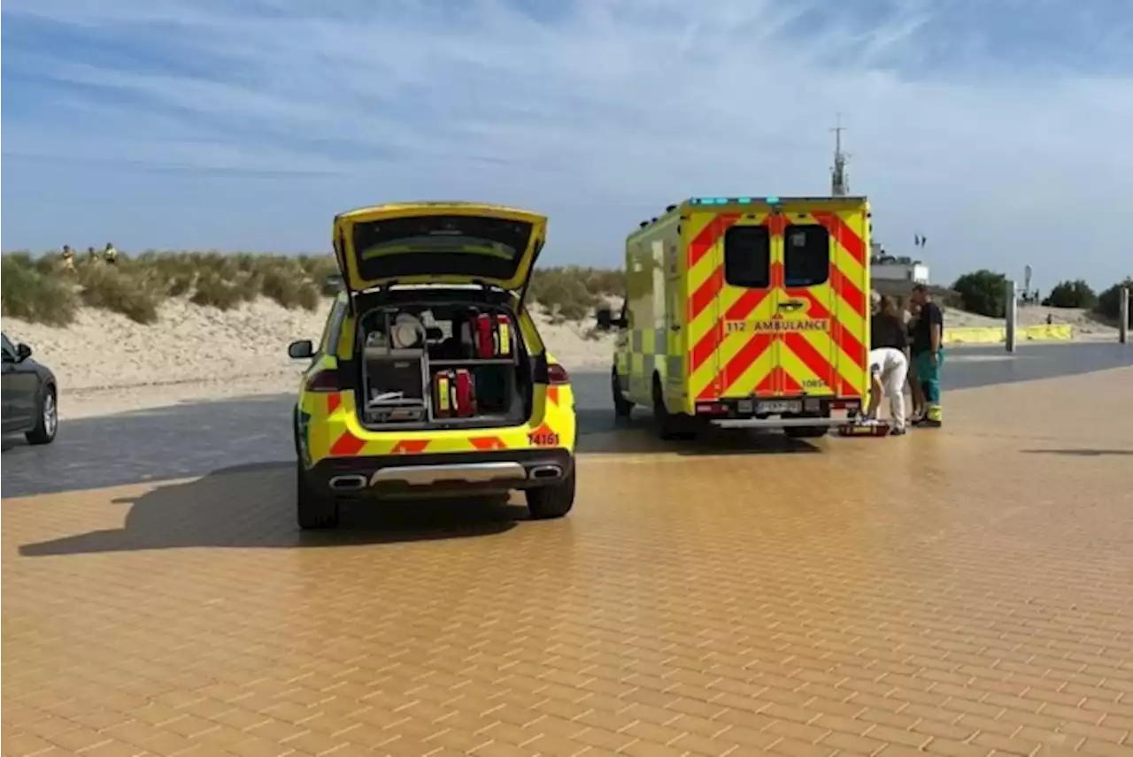 Spelend jongetje twee minuten bedolven door ingestorte put op strand, toestand is stabiel