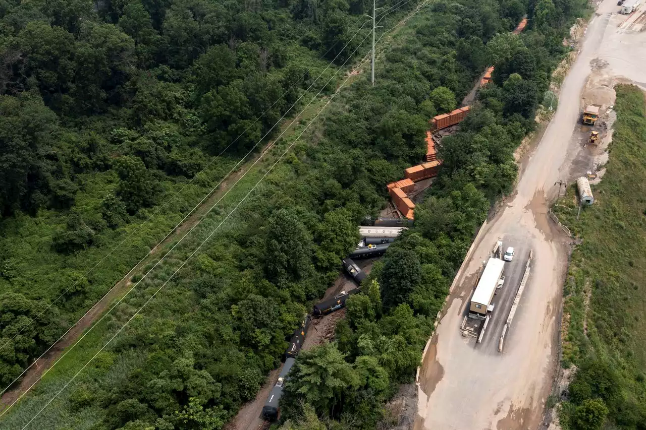 Train that derailed in Pa was carrying silicone, fertilizer, more: reports