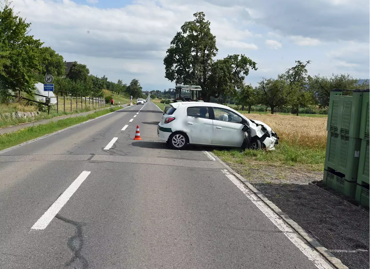 Aesch LU: Kollision zwischen Auto und Traktor – eine Person leicht verletzt