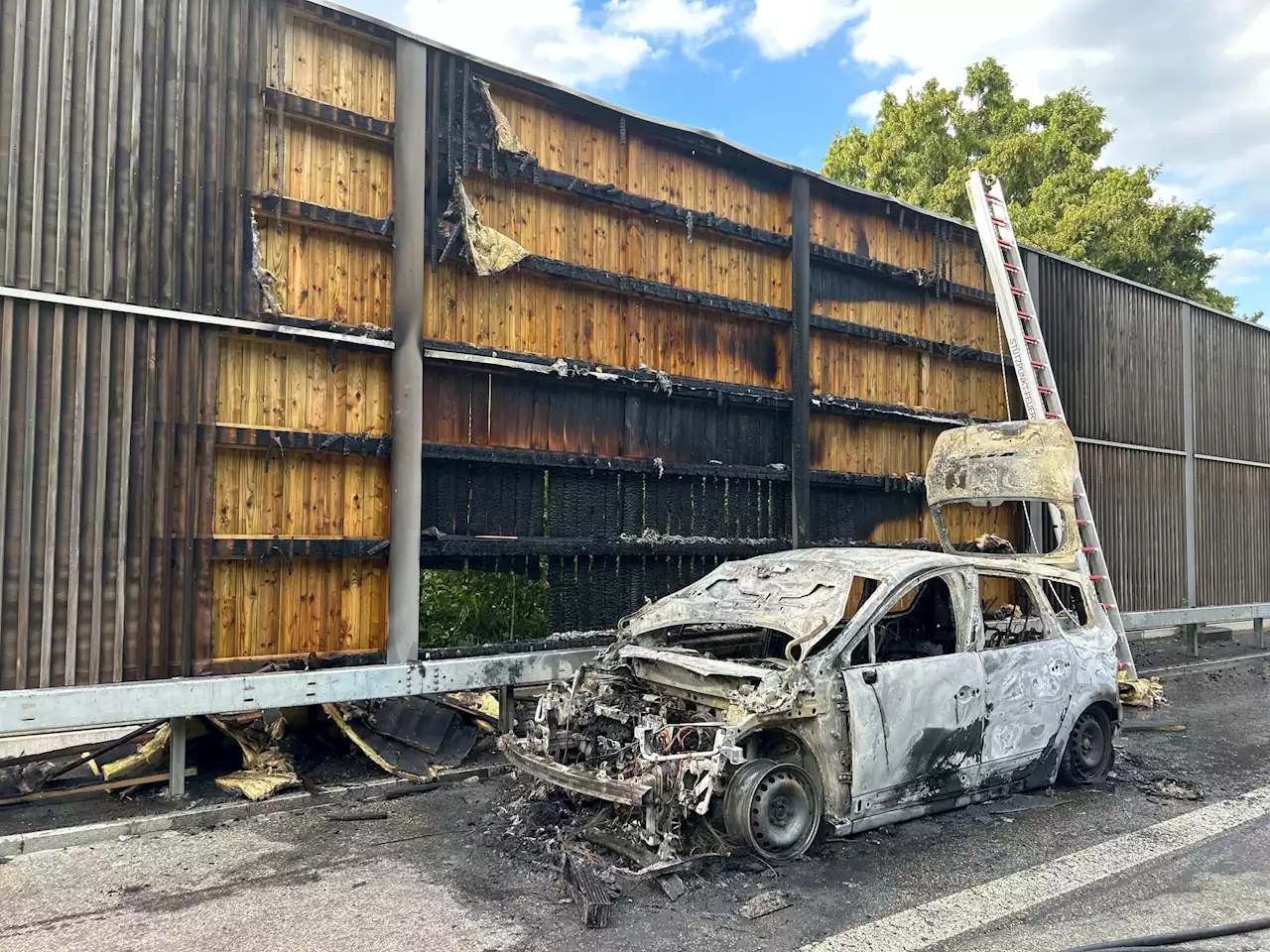 Mumpf AG / Autobahn A3: Renault geht in Flammen auf