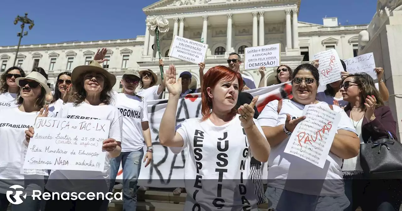 Docentes e investigadores protestam junto ao Parlamento - Renascença