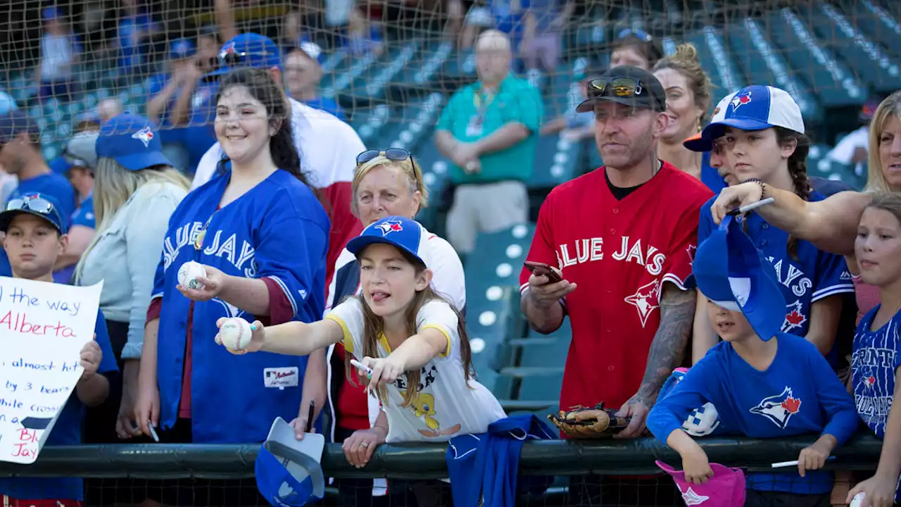 Fans criticize Mariners for selling Blue Jays gear in official team store