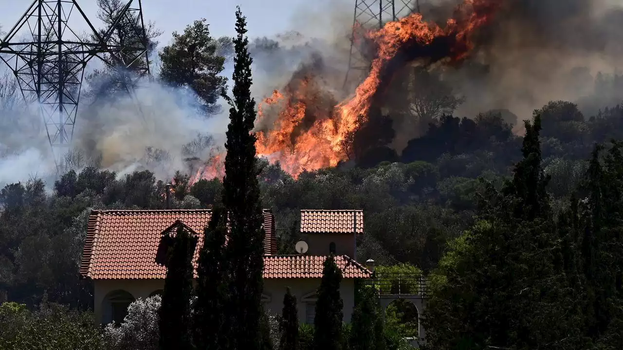 Hitze in Südeuropa: Feuer bei Athen außer Kontrolle