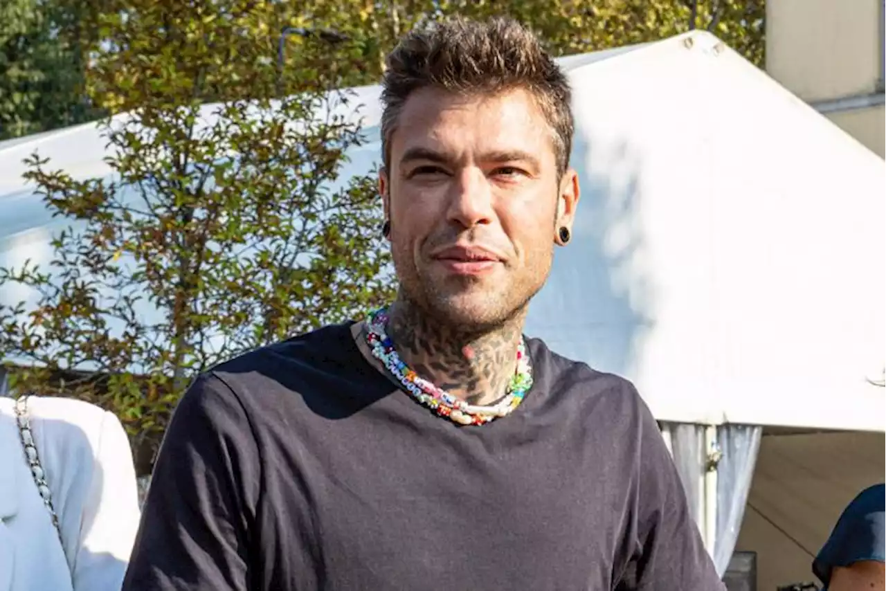 Fedez segnala a polizia parcheggiatore abusivo a Milano