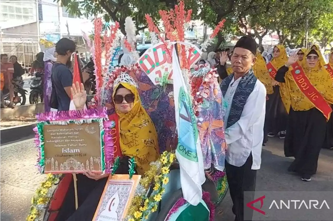 Penarik becak hias ramaikan pawai Tahun Baru Islam 1445 Hijriah di JIC