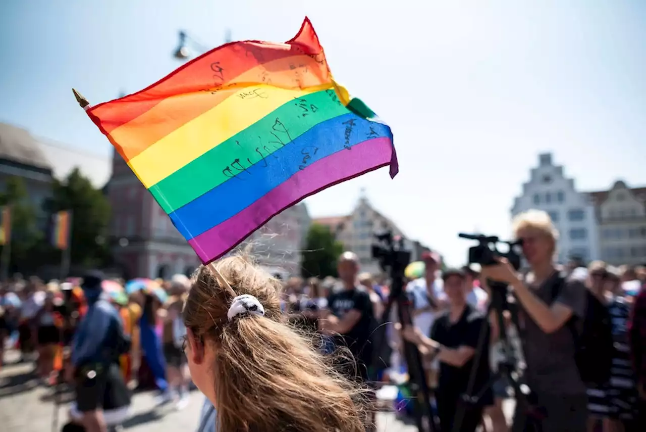 Queerfeindlicher Angriff am Mehringdamm: Berliner Polizei sucht Opfer