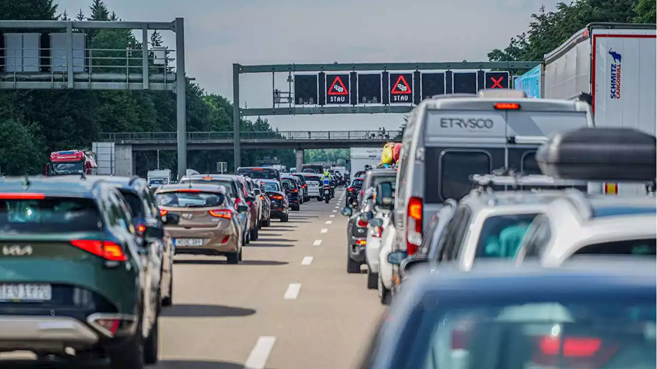 Grabenstätt: Umgekippter Milchlaster auf der A8 führt zu langem Stau