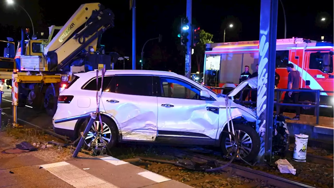 Unfall-Verursacher lässt verletzte Frau in Auto zurück