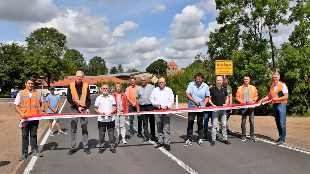 Straßenfreigabe bei Schönhagen (Gemeinde Gumtow)