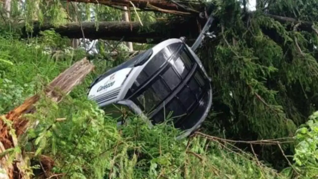 Tempesta in Alto Adige: cade cabina dell'impianto di risalita al Lago di Carezza, turisti bloccati in vetta anche nel Latemar