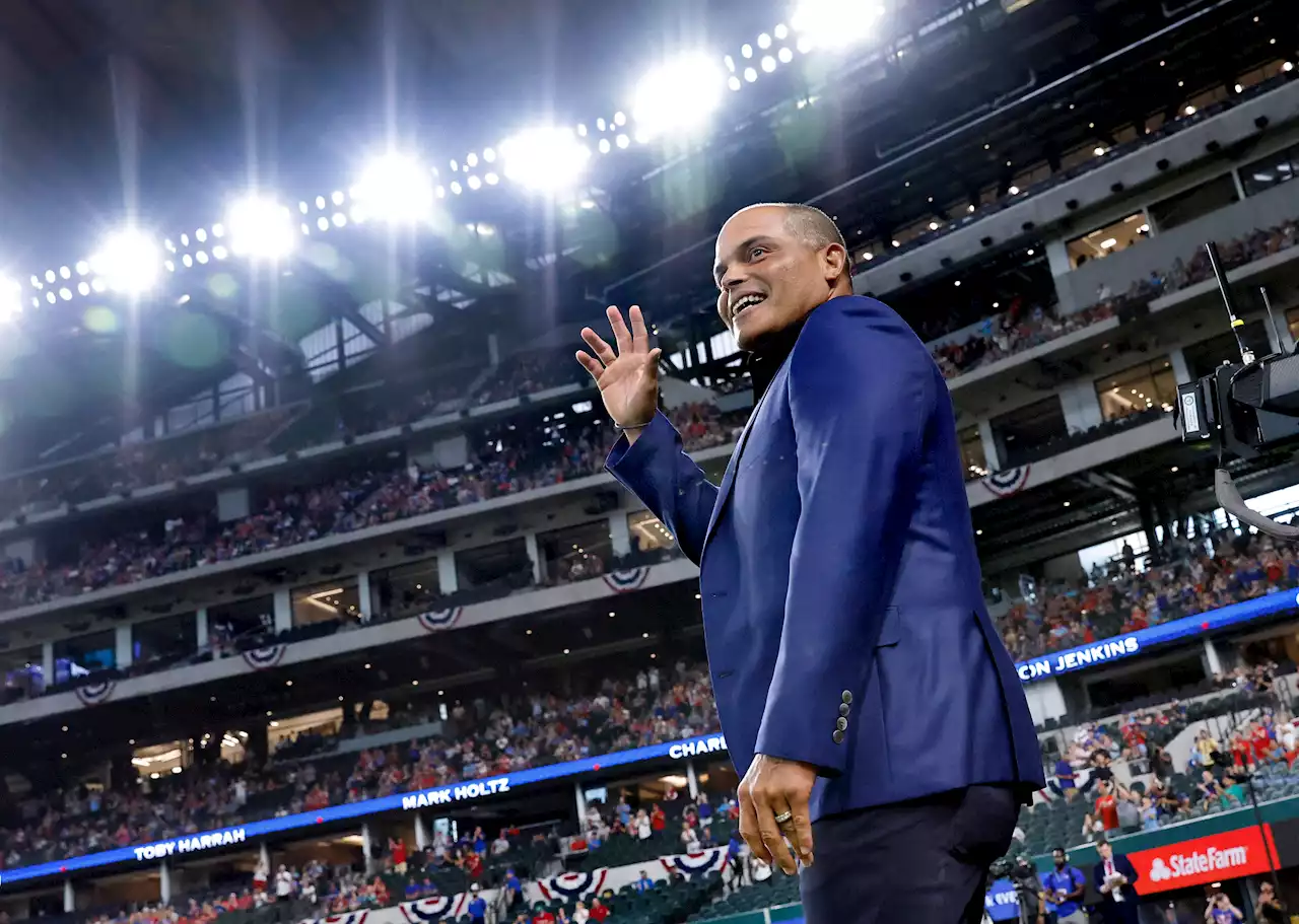 Rangers icon Iván ‘Pudge’ Rodríguez recognized for impact on Puerto Rico through baseball