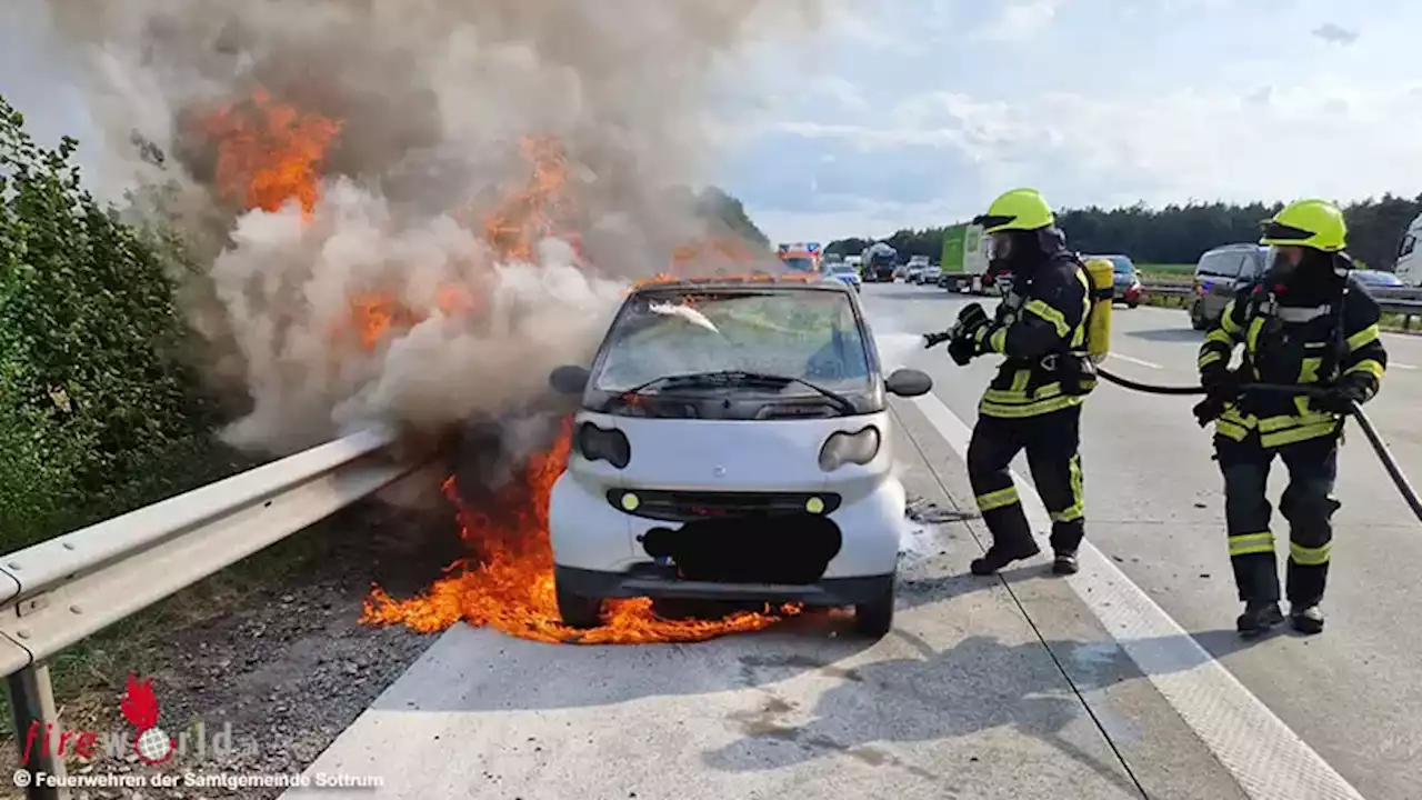 D: 'Kleiner Flitzer' auf der A 1 bei Sottrum in Vollbrand