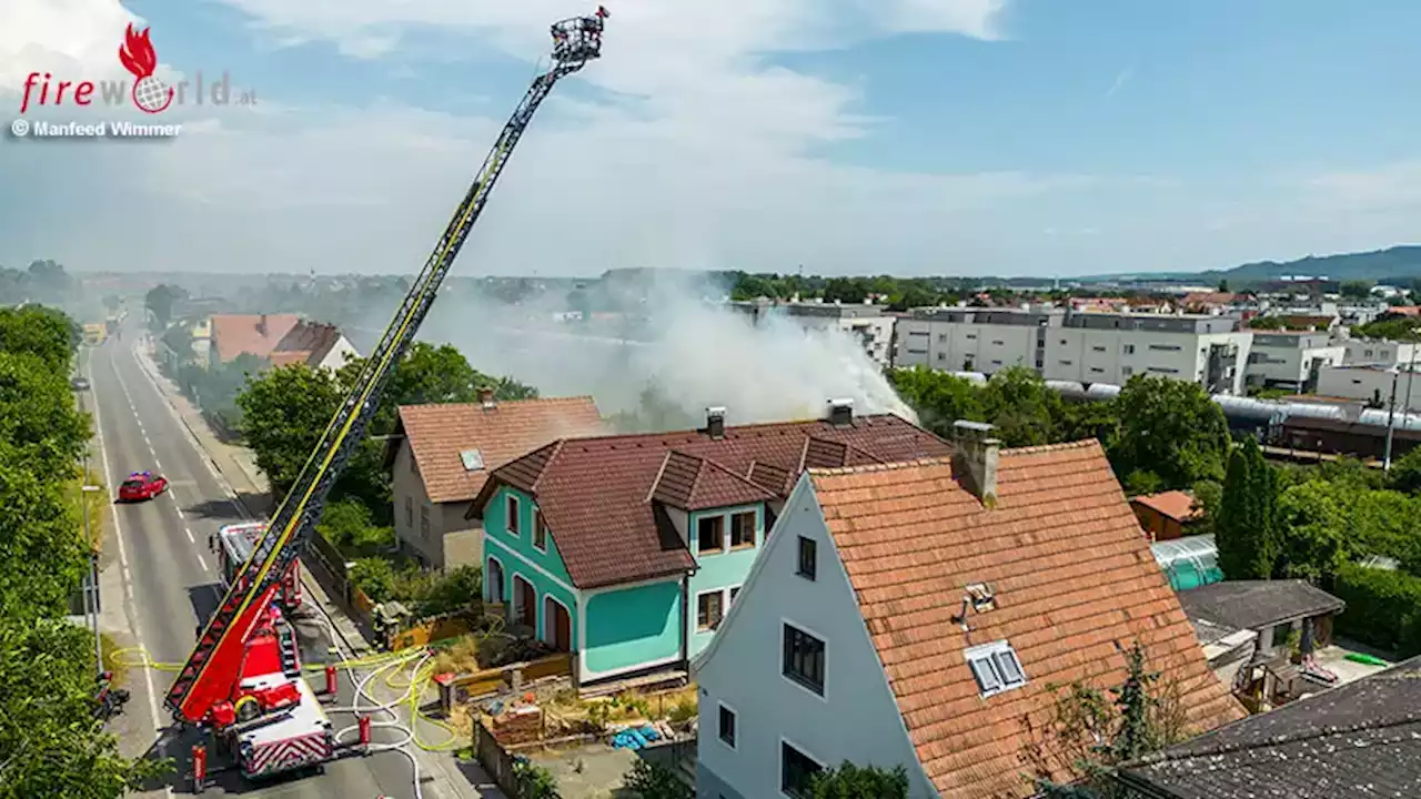 Nö: Fordernder Wohnhaus-Dachstuhlbrand in Krems an der Donau