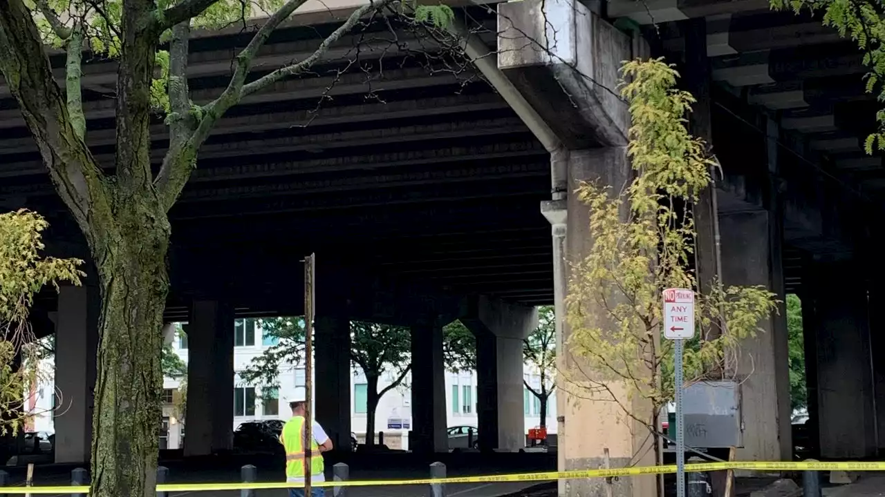 Small debris falling from I-95 shuts down 2 southbound lanes in Philadelphia