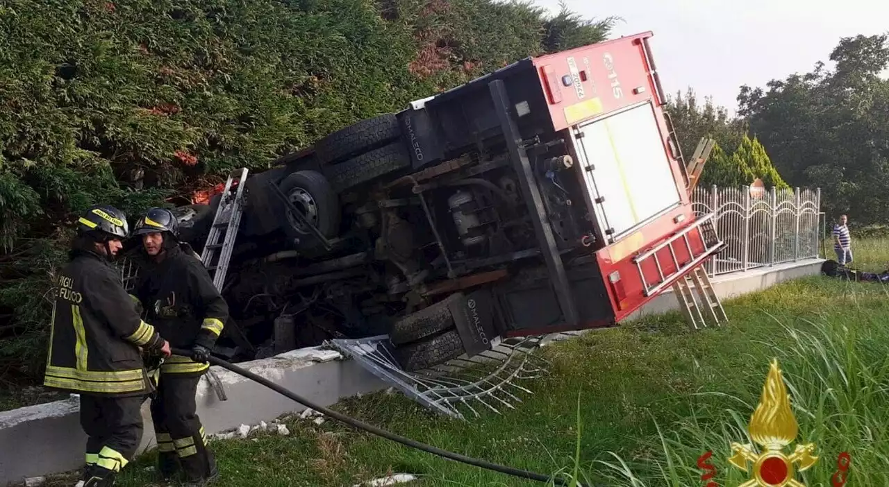 Torino, autobotte dei pompieri finisce fuori strada e sfonda un cancello: morto un vigile del fuoco, feriti due colleghi