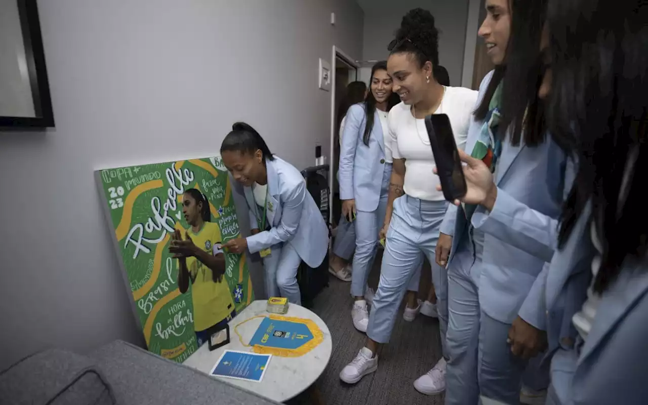 Vídeo: jogadoras da Seleção ganham presentes ao chegarem nos quartos do hotel em Brisbane | Esporte | O Dia