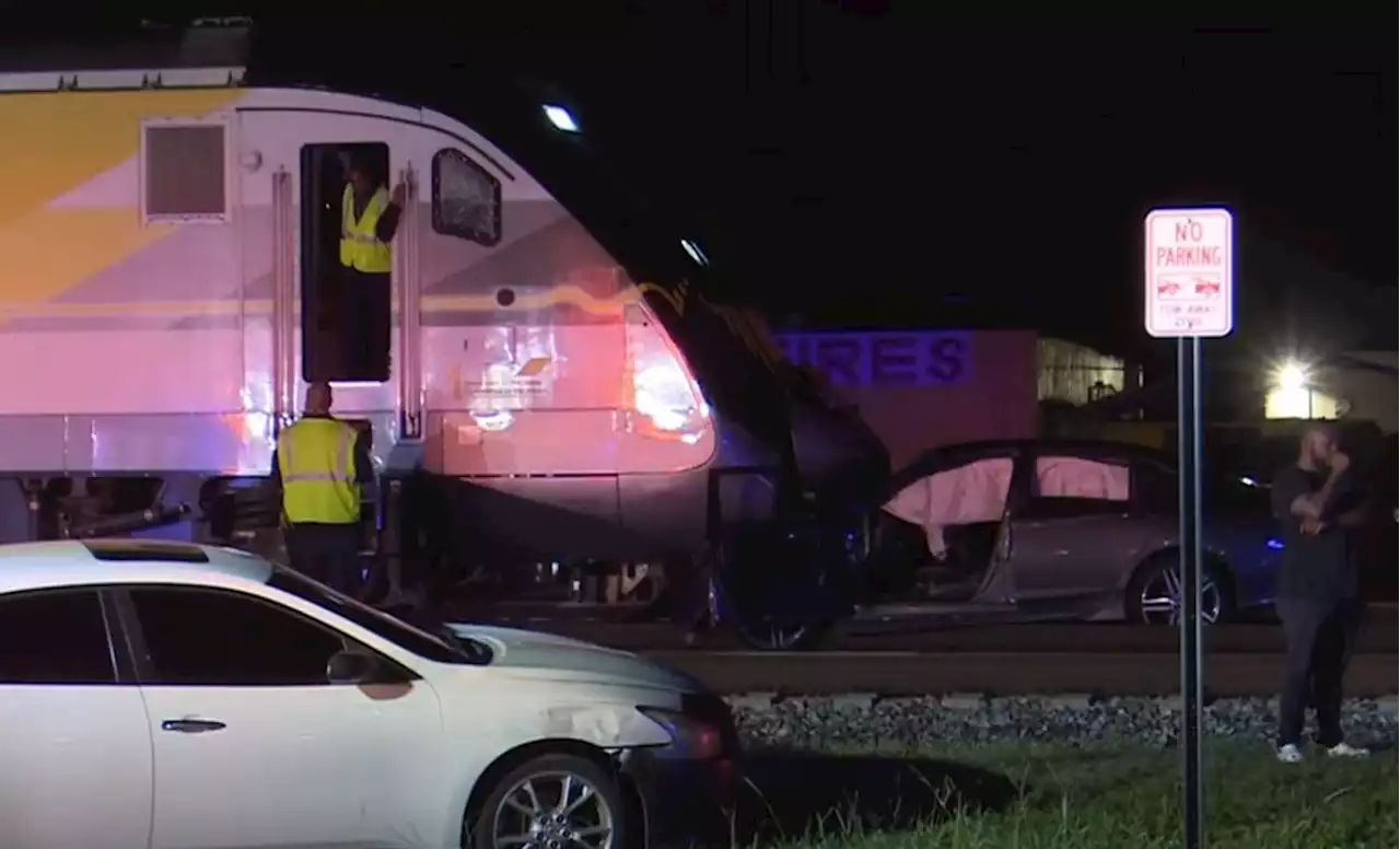 Trem atinge carro que ficou parado sobre trilhos em Miami; veja vídeo