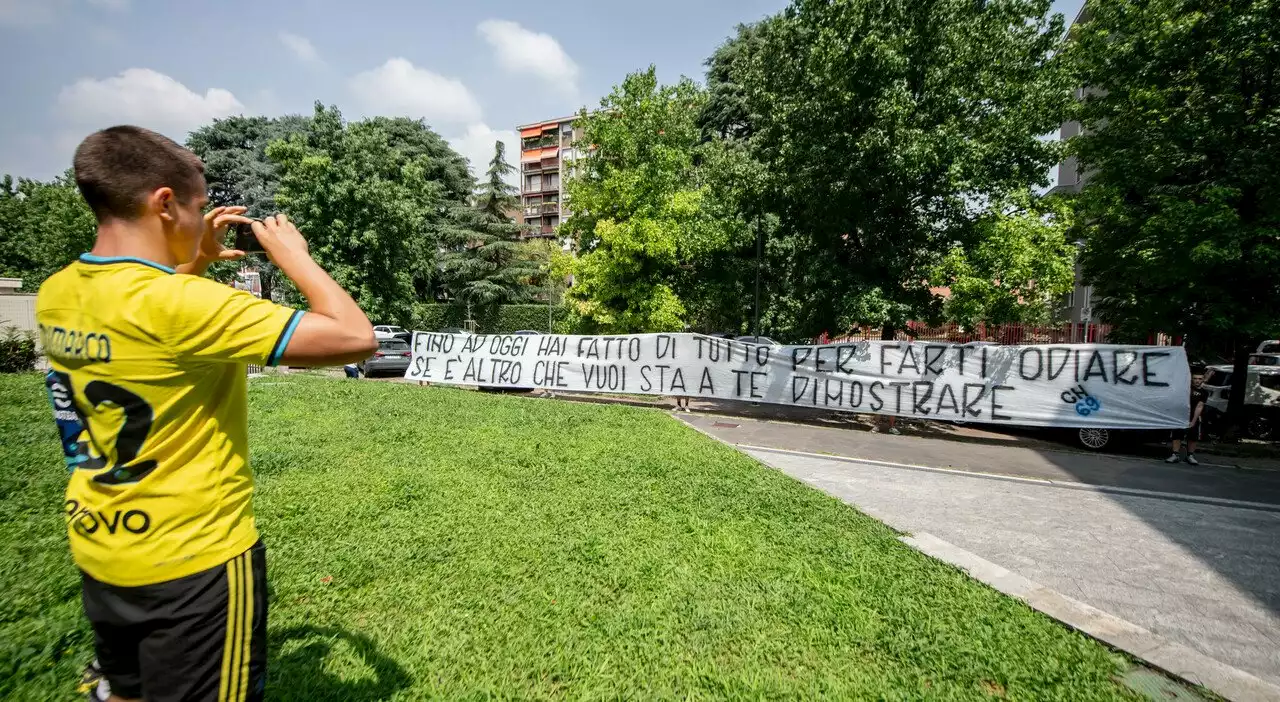 Cuadrado all'Inter, visite mediche a Milano: lo striscione di protesta della Curva Nord