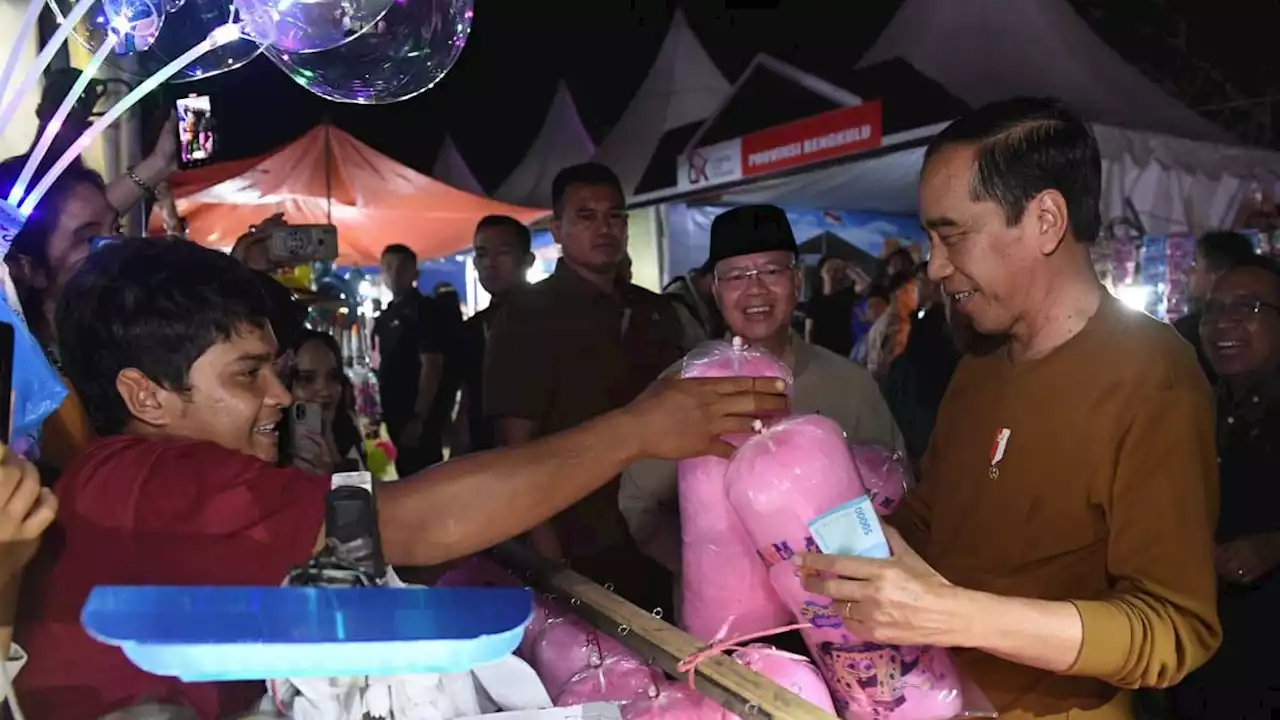 Jokowi Jajan Gulali di Bengkulu lalu Dibagikan ke Menteri Basuki dan Pratikno