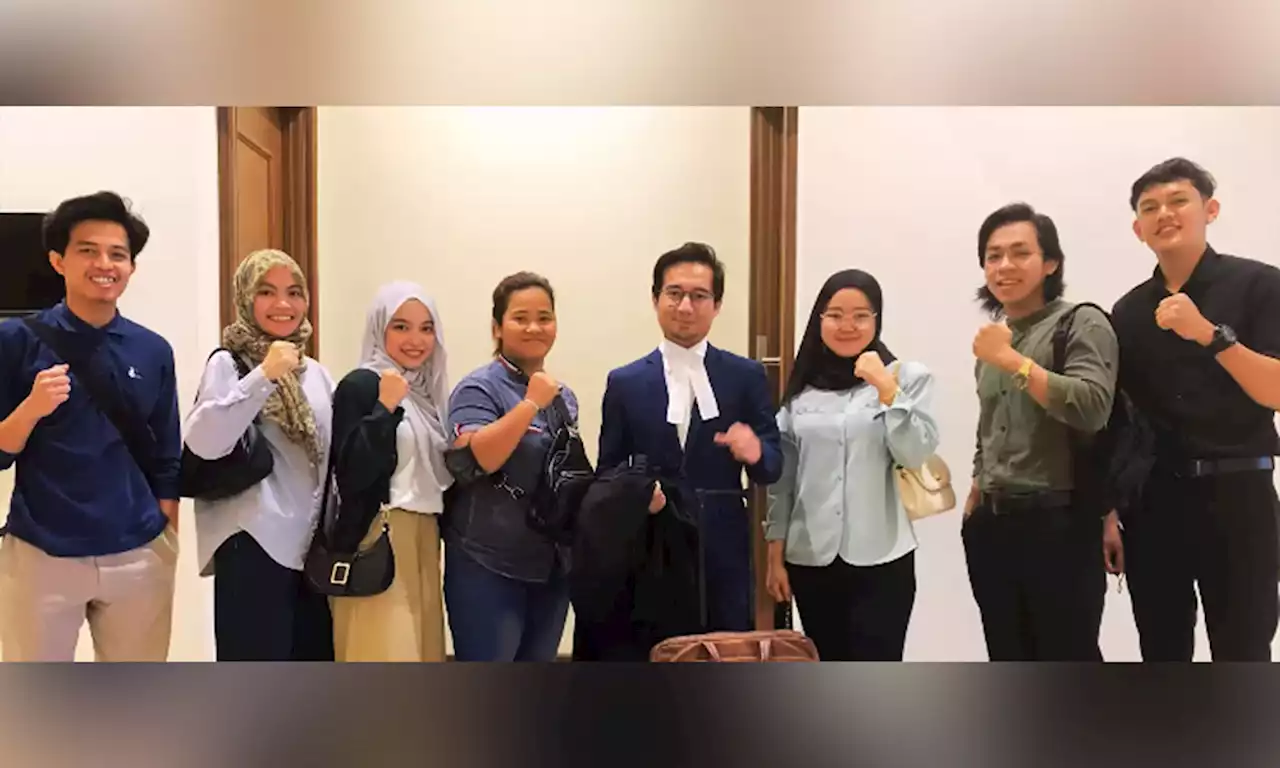 Students win suit against 'ponteng' teacher