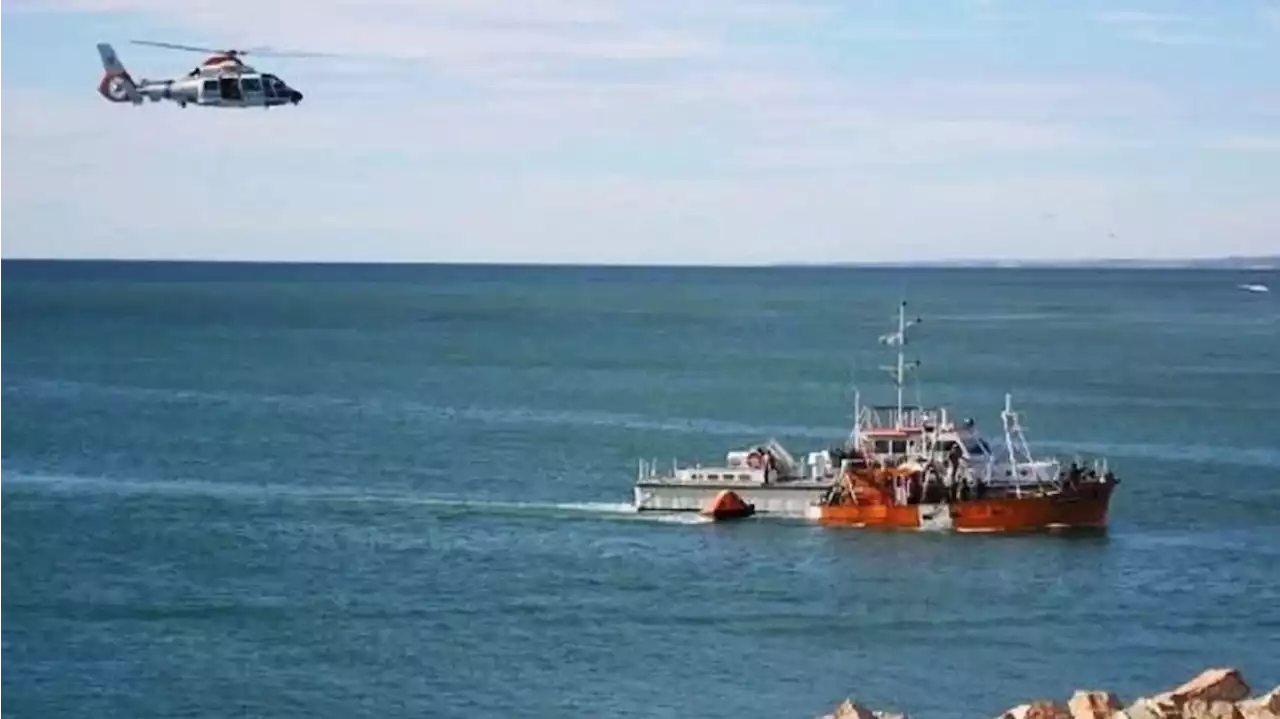 Cerca de un centenar de barcos buscan al marinero desaparecido en Puerto Madryn