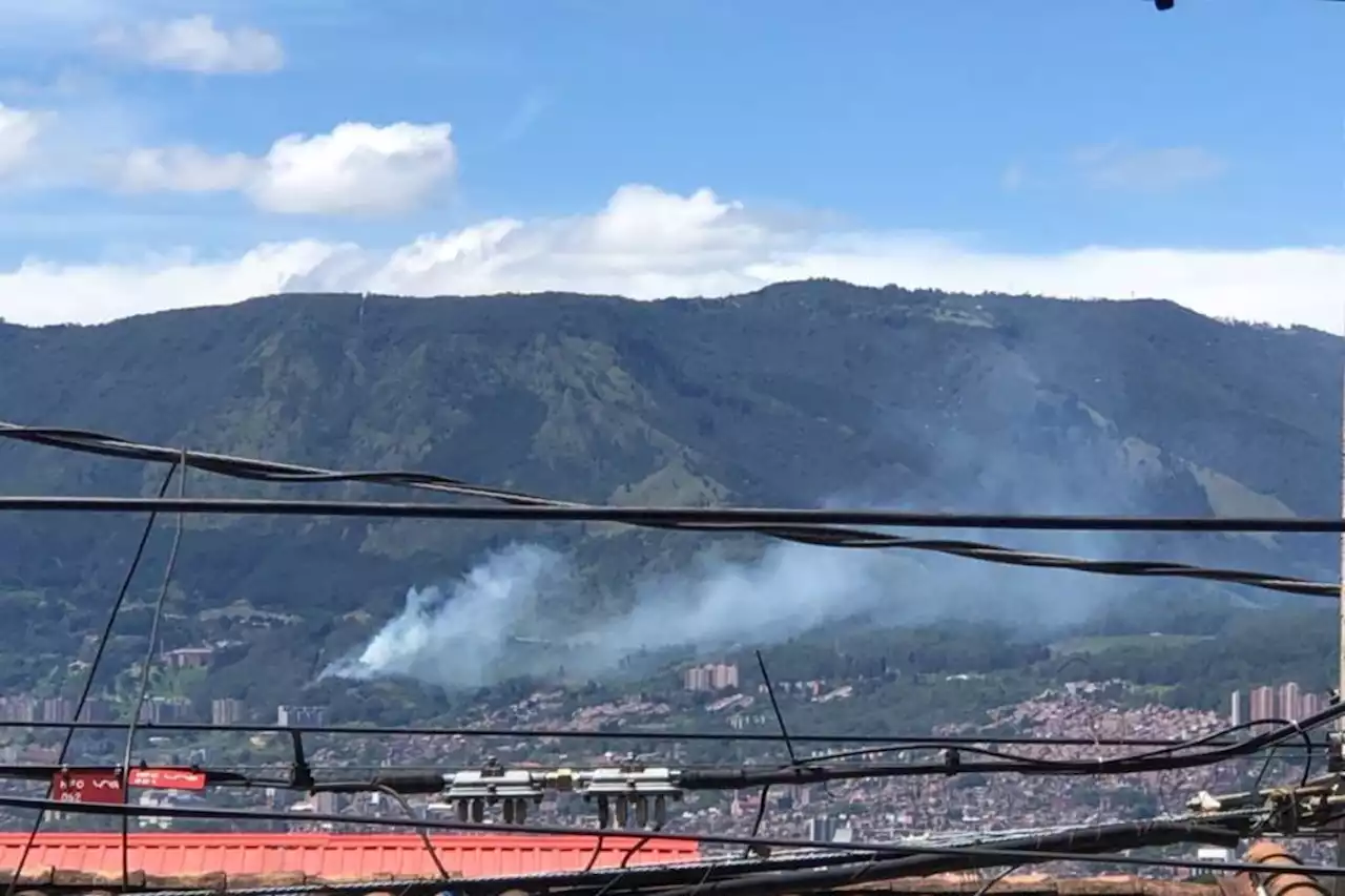 Bomberos en Medellín luchan para apagar incendio en bosques del oriente de la ciudad - Pulzo