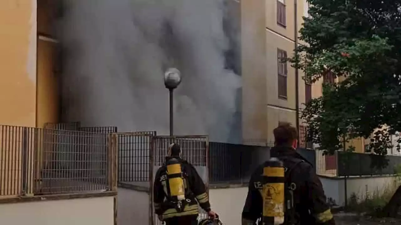 Paura al Quartaccio, cumuli di rifiuti in fiamme coinvolgono un palazzo