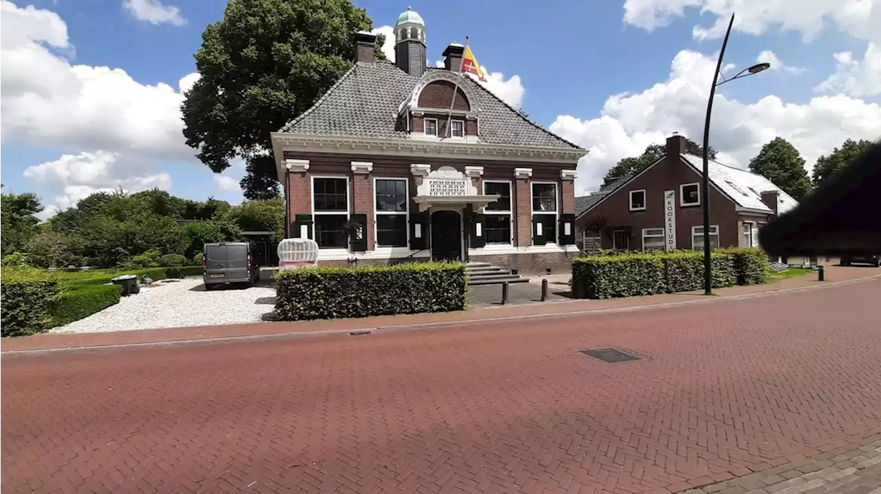 Zo vergaat het onze oude statige gemeentehuizen: het raadhuis van Rolde