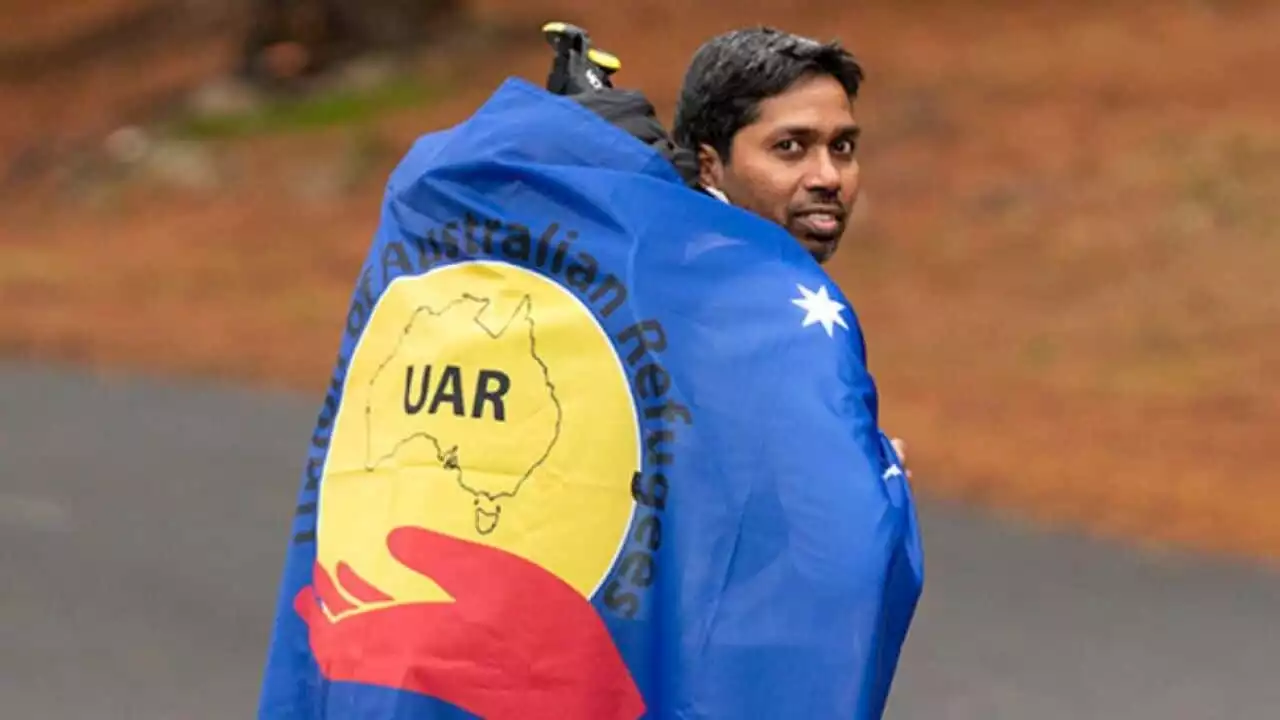 This man plans to walk 1,000km from Ballarat to Sydney. Here's why