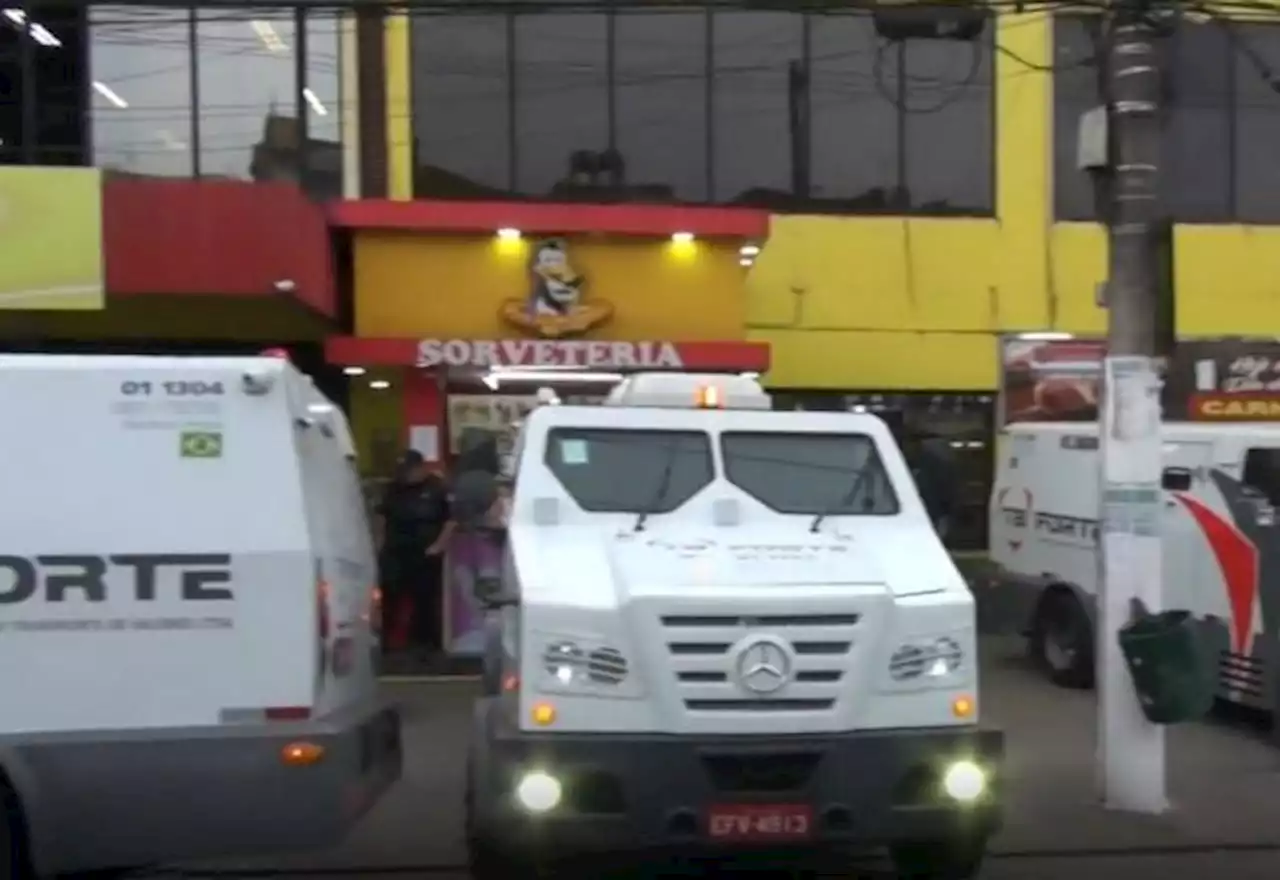 Ladrões roubam R$ 300 mil de carro-forte com tiros de fuzil em SP - SBT News