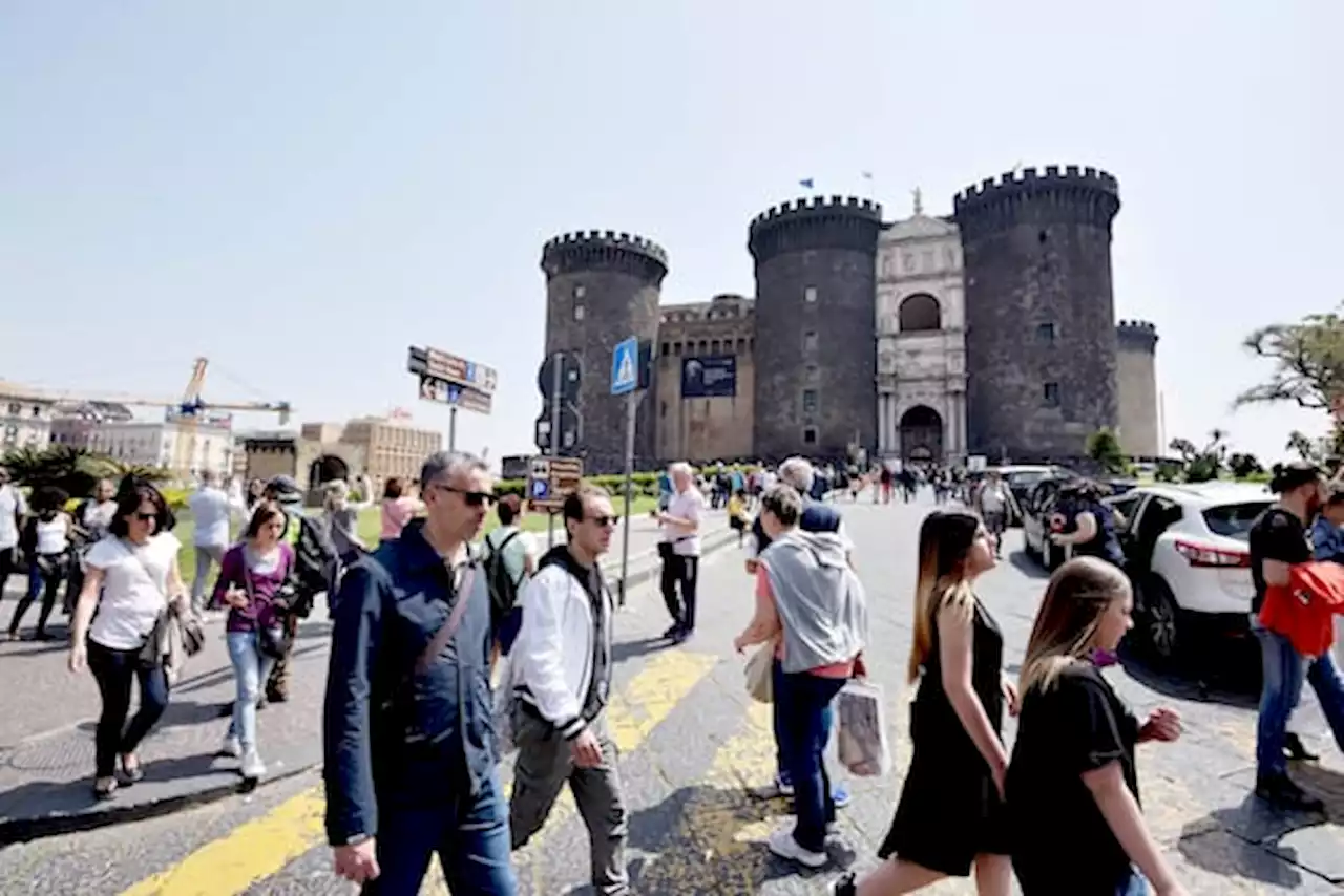 Napoli sulla prima pagina di Le Monde: 'Tutta turismo'