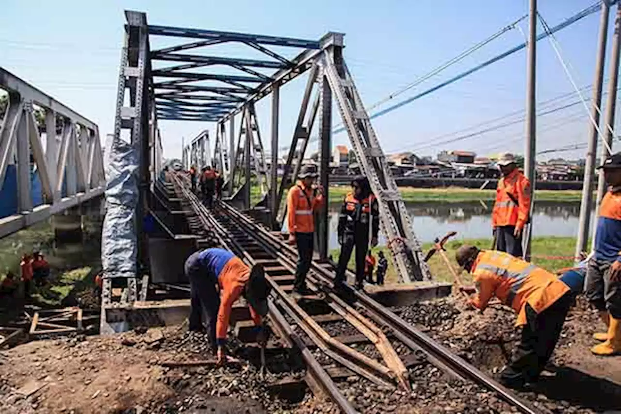 Jalur Kereta Kembali Normal Pasca Kecelakaan KA Brantas Tabrak Truk di Semarang