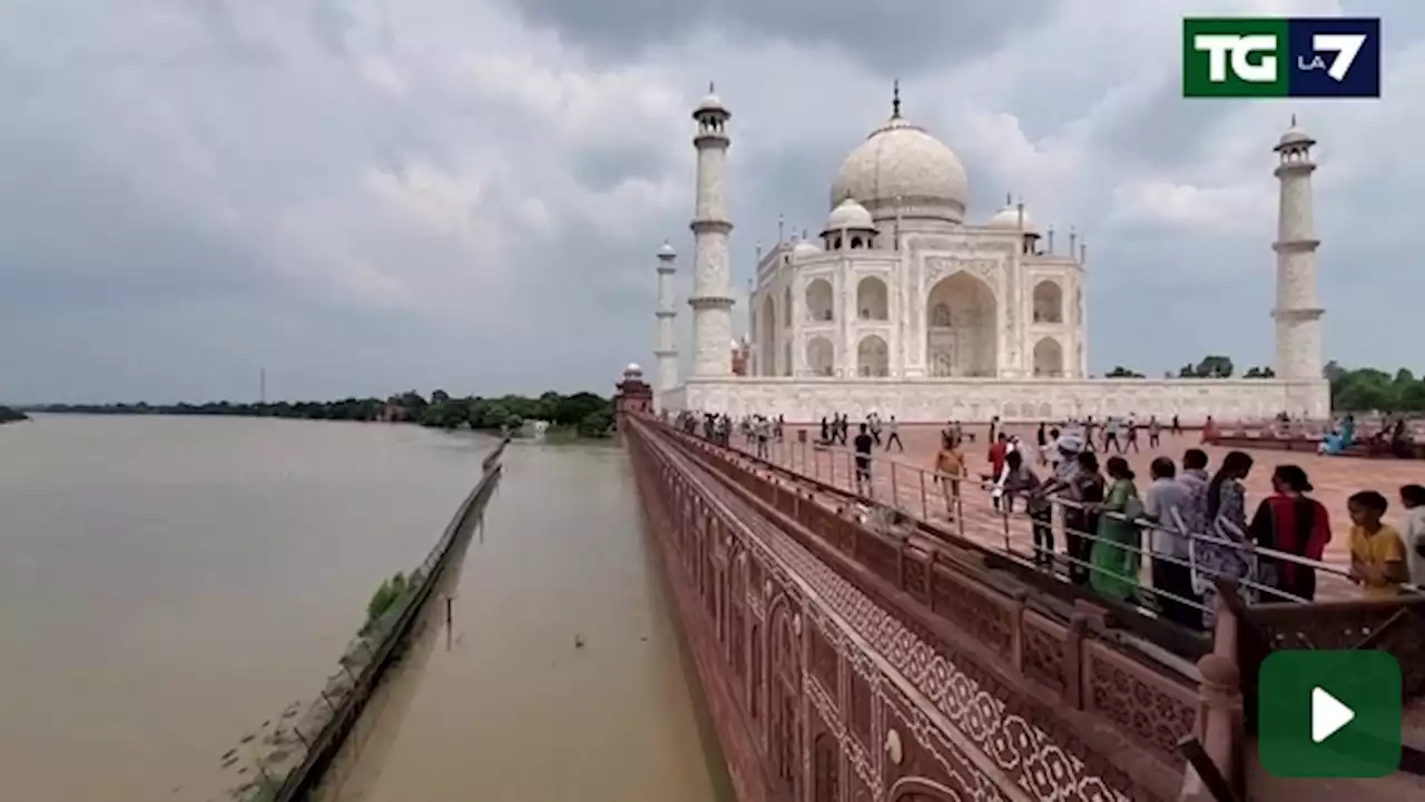 Alluvioni in India: il fiume lambisce le mura del Taj Mahal - IL VIDEO