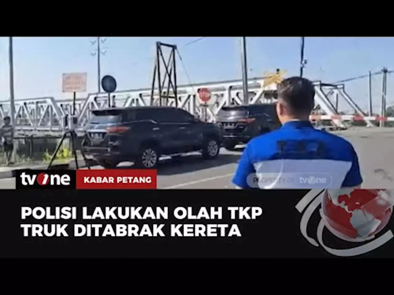 Olah TKP Truk Meledak Ditabrak Kereta - tvOne