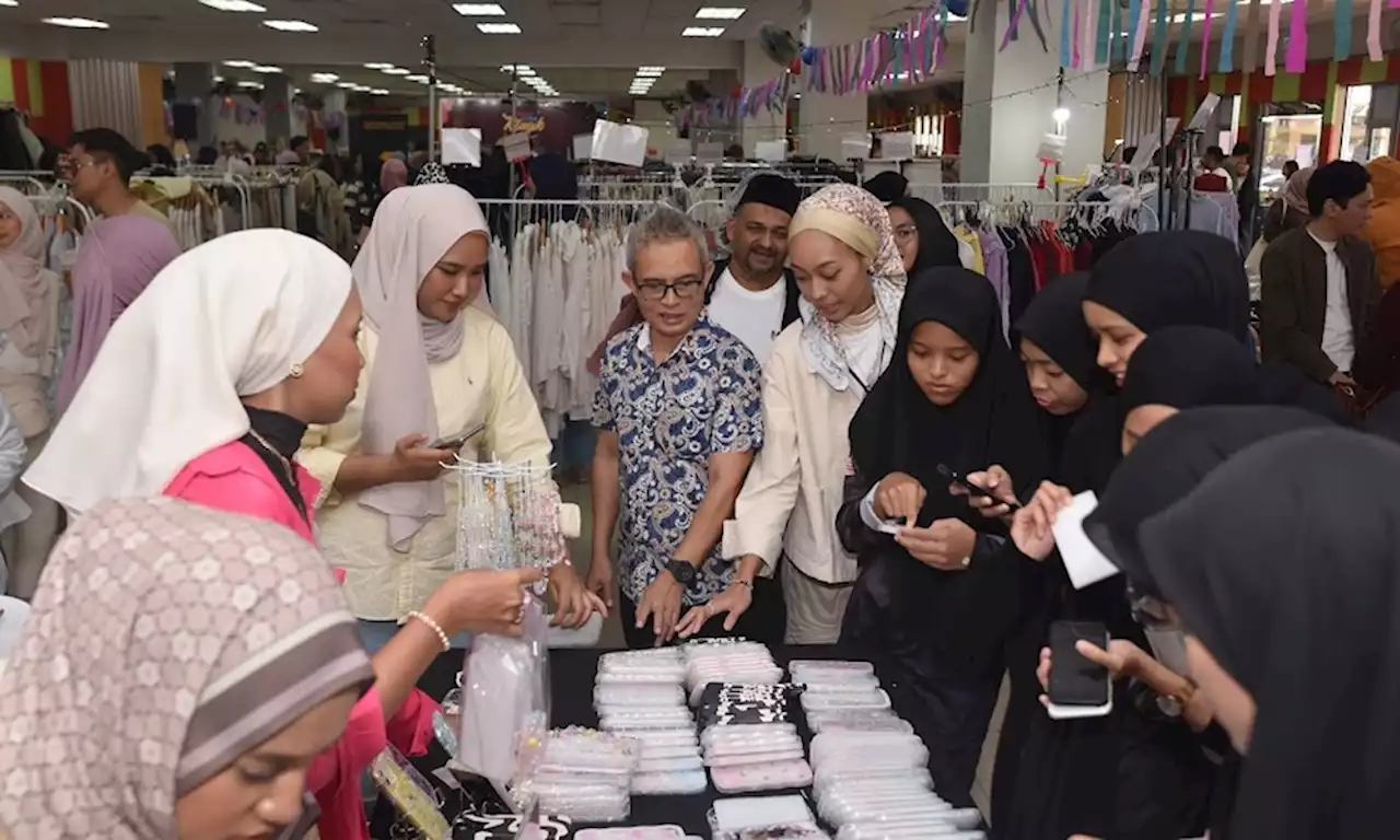 Siswa UiTM anjur Pasar Loka Klasik kumpul dana pusat tahfiz