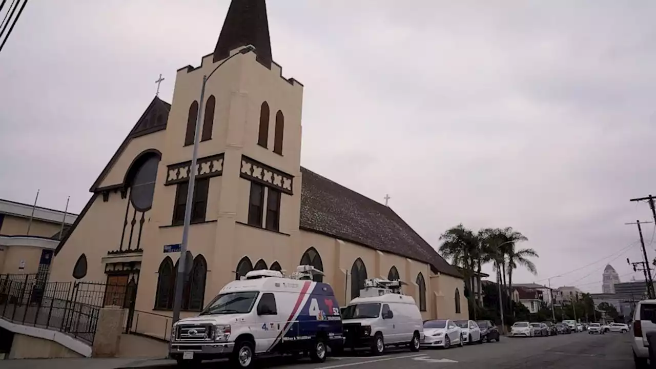 2nd bus carrying asylum seekers from Texas arrives in Los Angeles