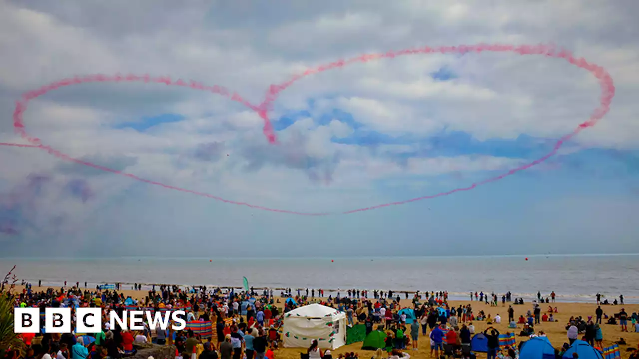 Swansea: Red Arrows tribute to toddler who died from cancer