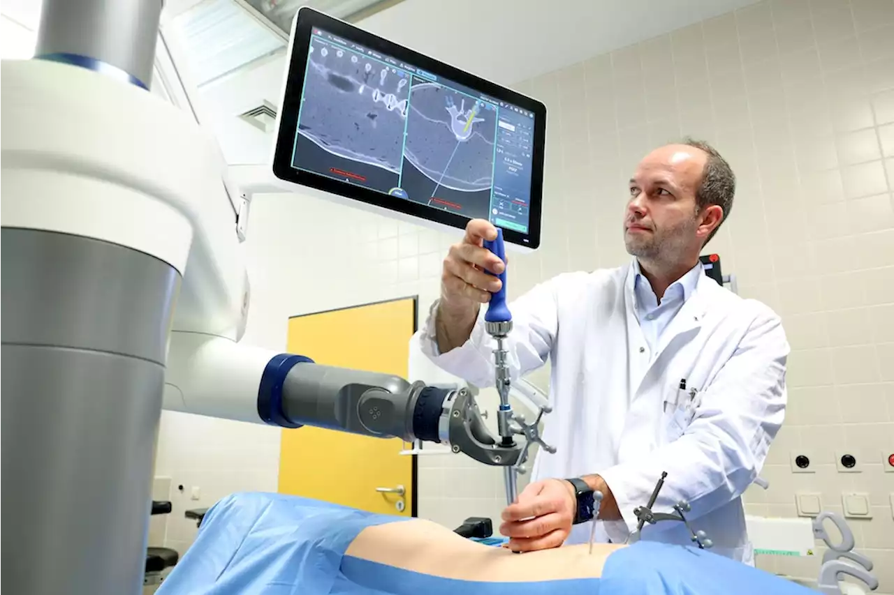 Ein Roboter für die Wirbelsäule: Was Karl Lauterbachs Klinikreform bereits bewirkt